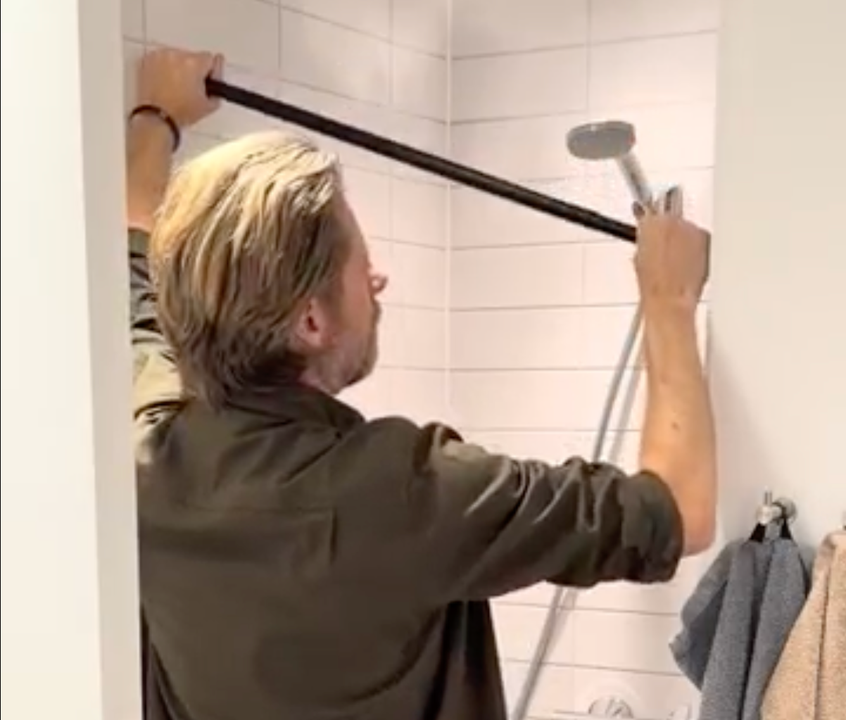 Videoguide til opsætning af forhængsstang