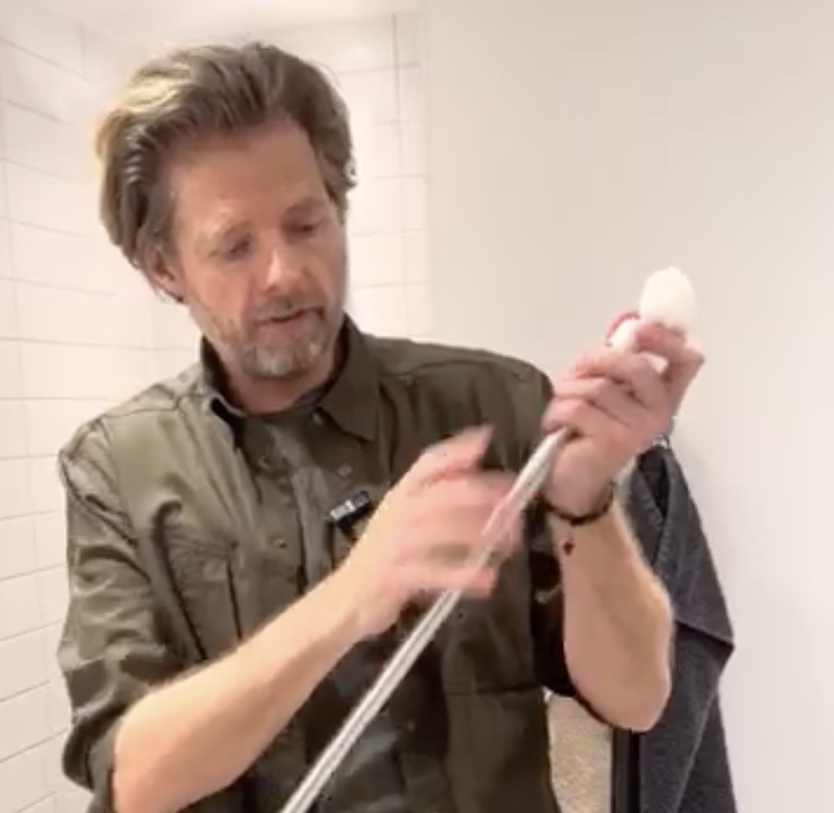 Videoguide til montering af skråbeslag til forhængsstang